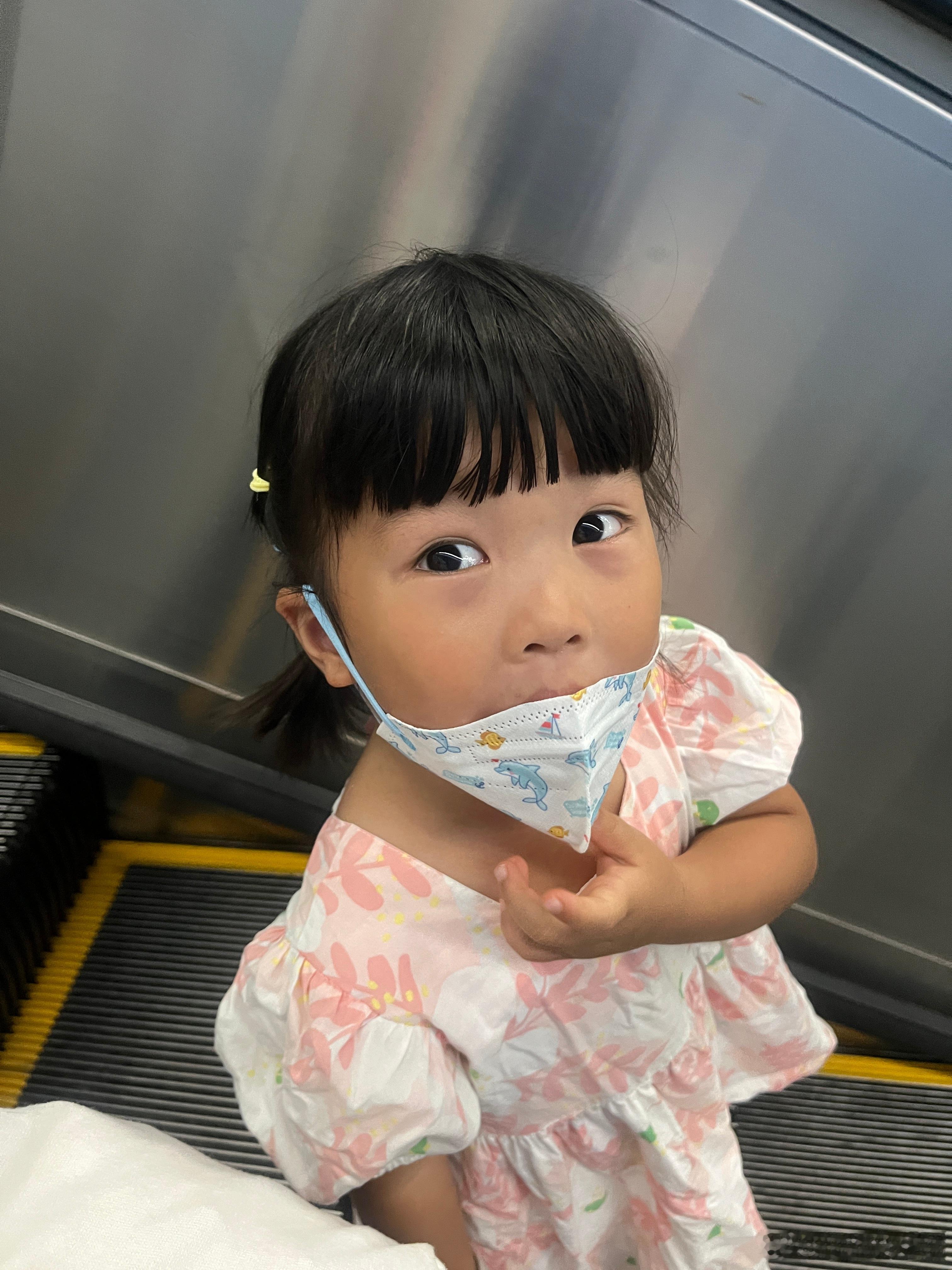 吃饱饭，出来活动，带了萝卜，要去喂小羊。曝阚清子瘦了十几斤减肥参加这个节目就行。