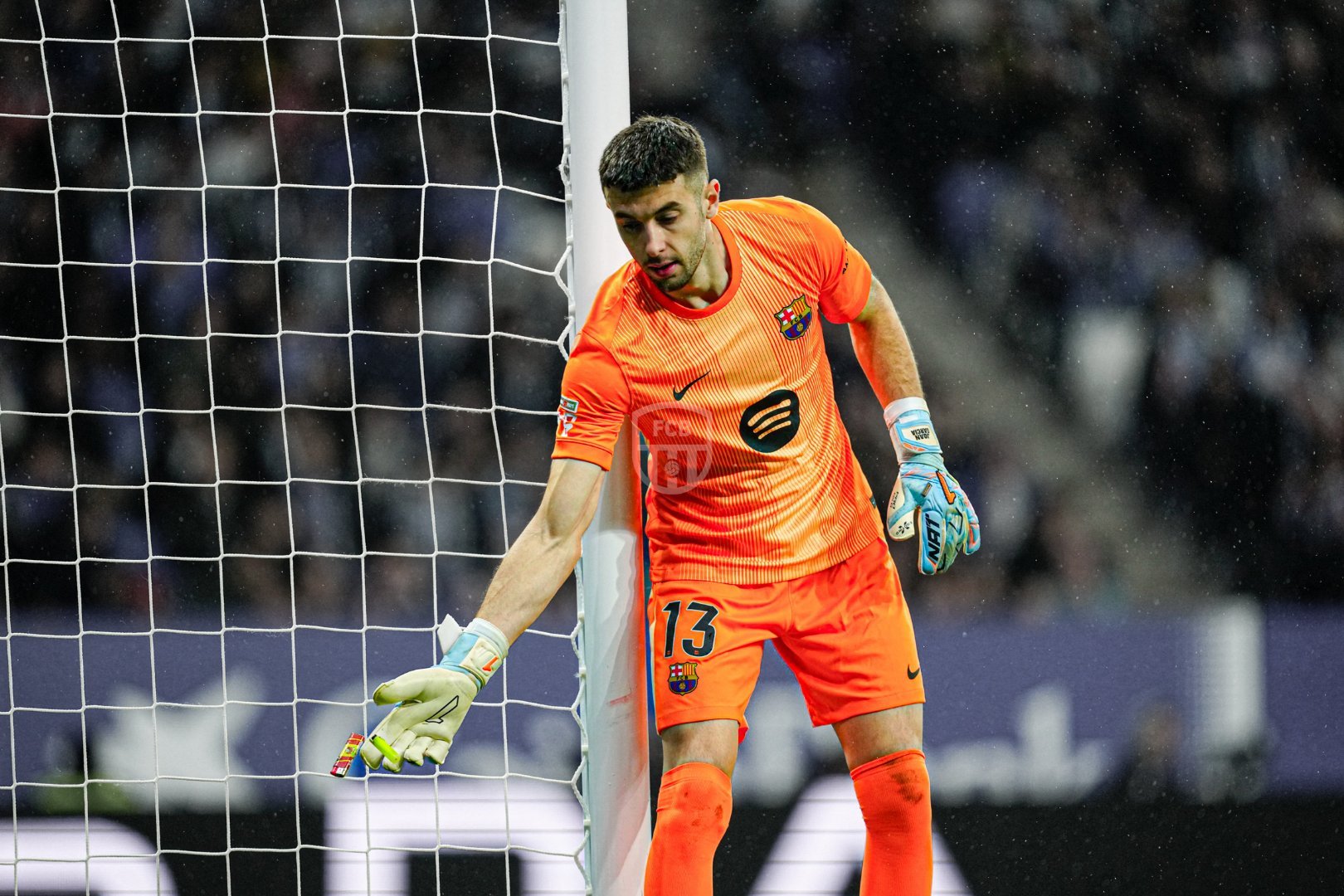 西班牙人0比2巴萨 西班牙人球迷向胡安-加西亚投掷打火机。🥶🥶🥶🥶西班牙