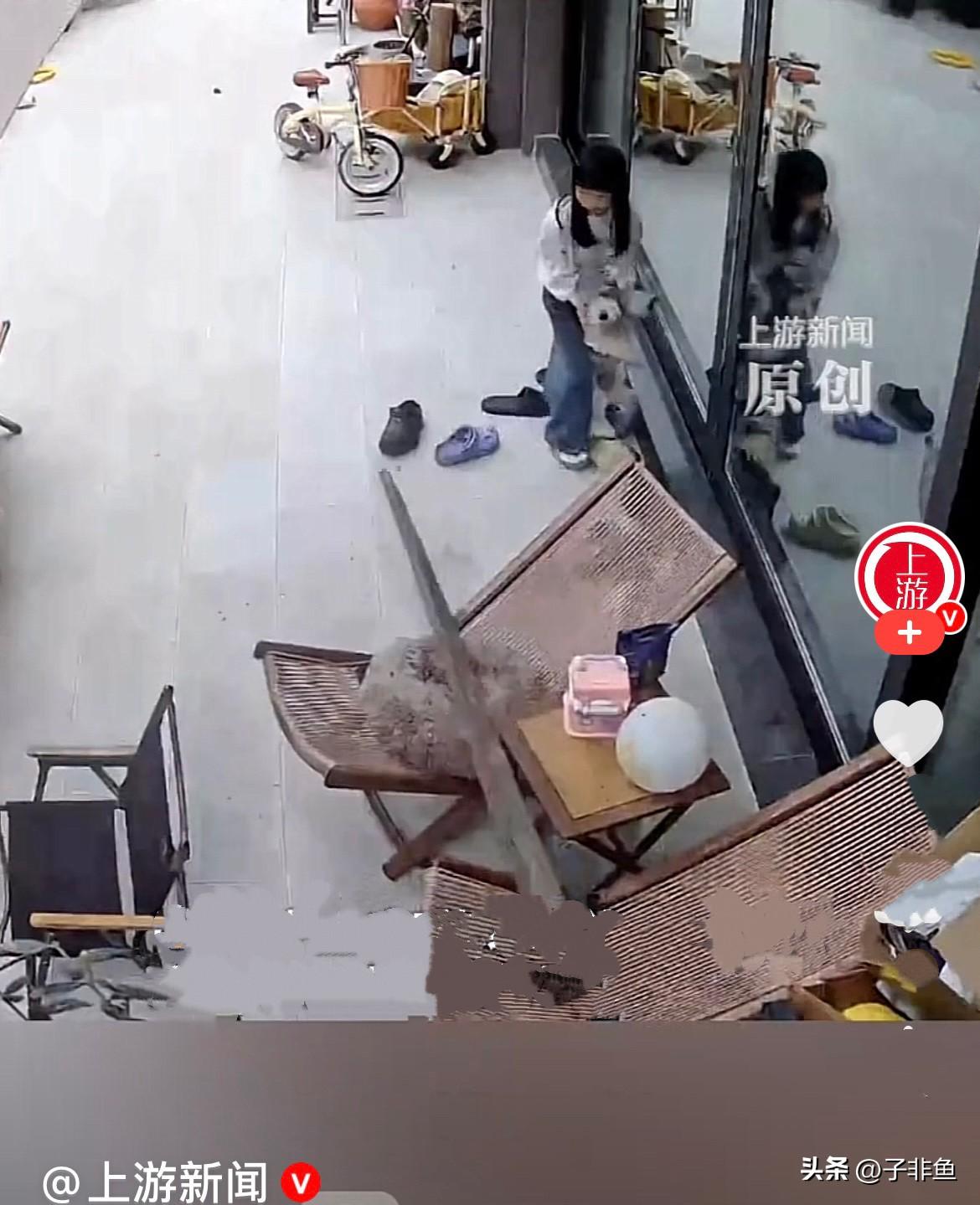 近日，重庆一只可爱的小狗狗太懂事了，救了它的小主人……
     这天小女孩正坐