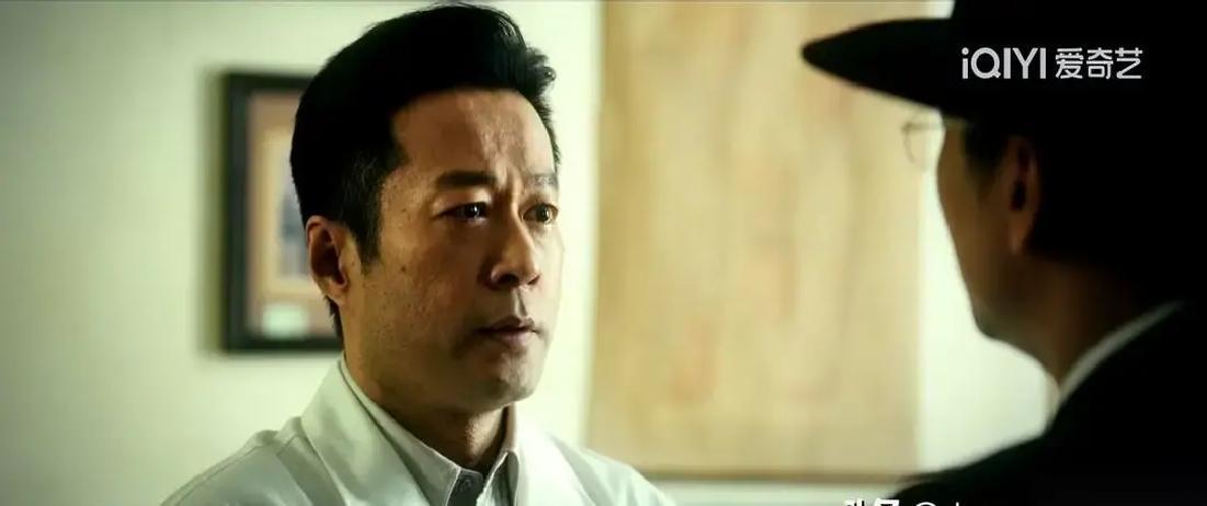 澳门最牛的特工，是个医生。
 
手术刀切开皮肤的那一刻，他递出的不是纱布，是一张