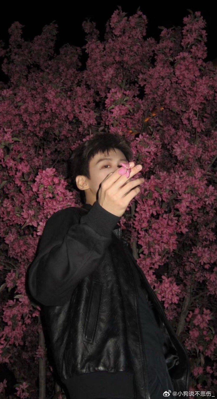 白敬亭拍了手指生花！！真的太有氛围感了啊！！白敬亭｜ ​​​