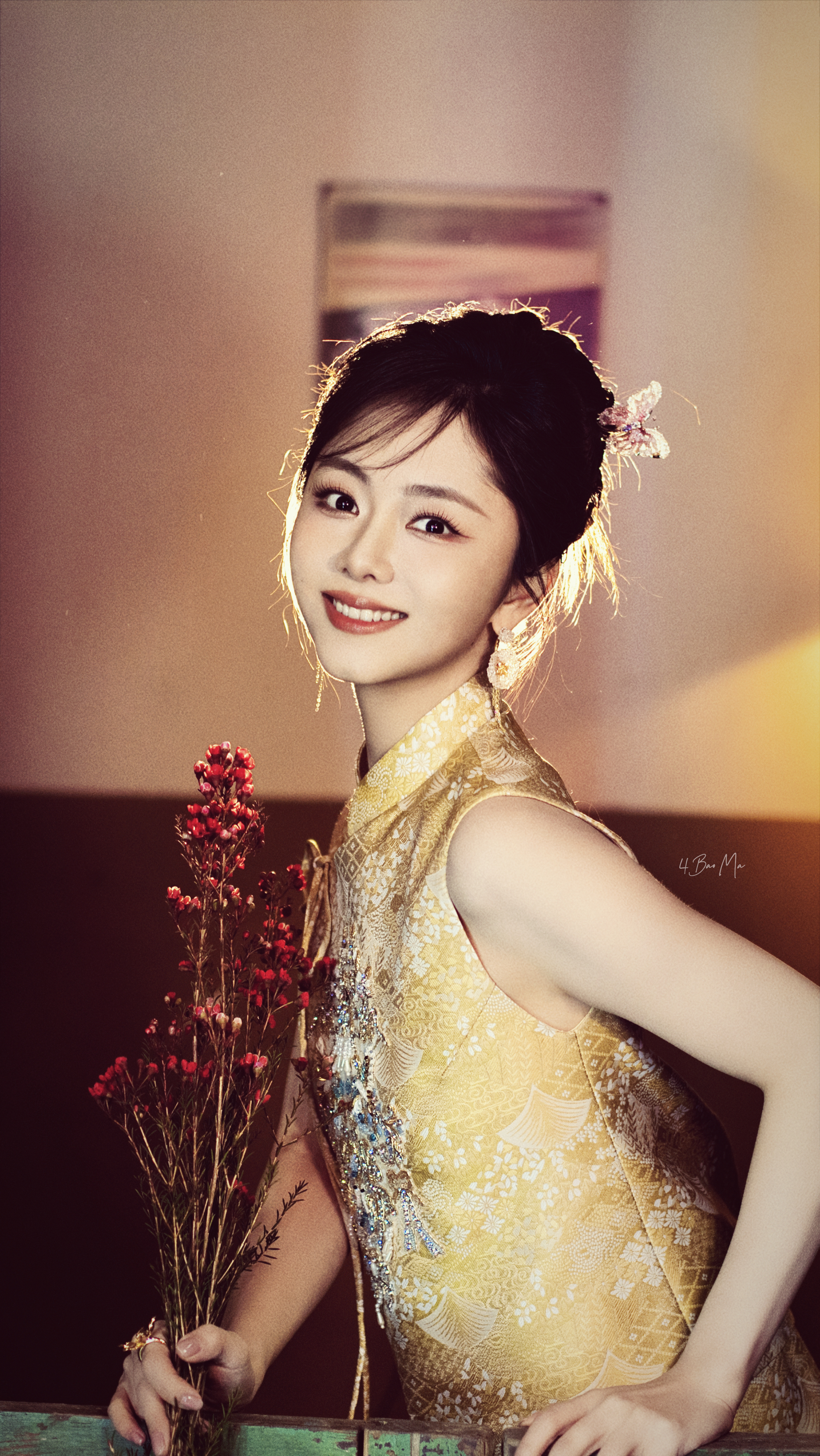 谭松韵 年画娃娃今年的春晚有正红礼裙，胸前的小马装饰呼应马年主题，整个人站在那里