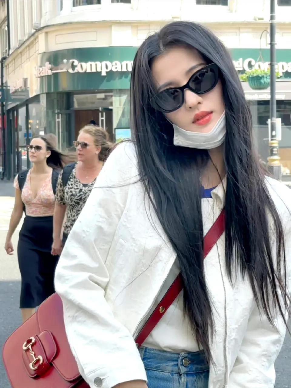 王楚然街头美照#王楚然# #女明星时尚街拍# #分享街拍女孩#