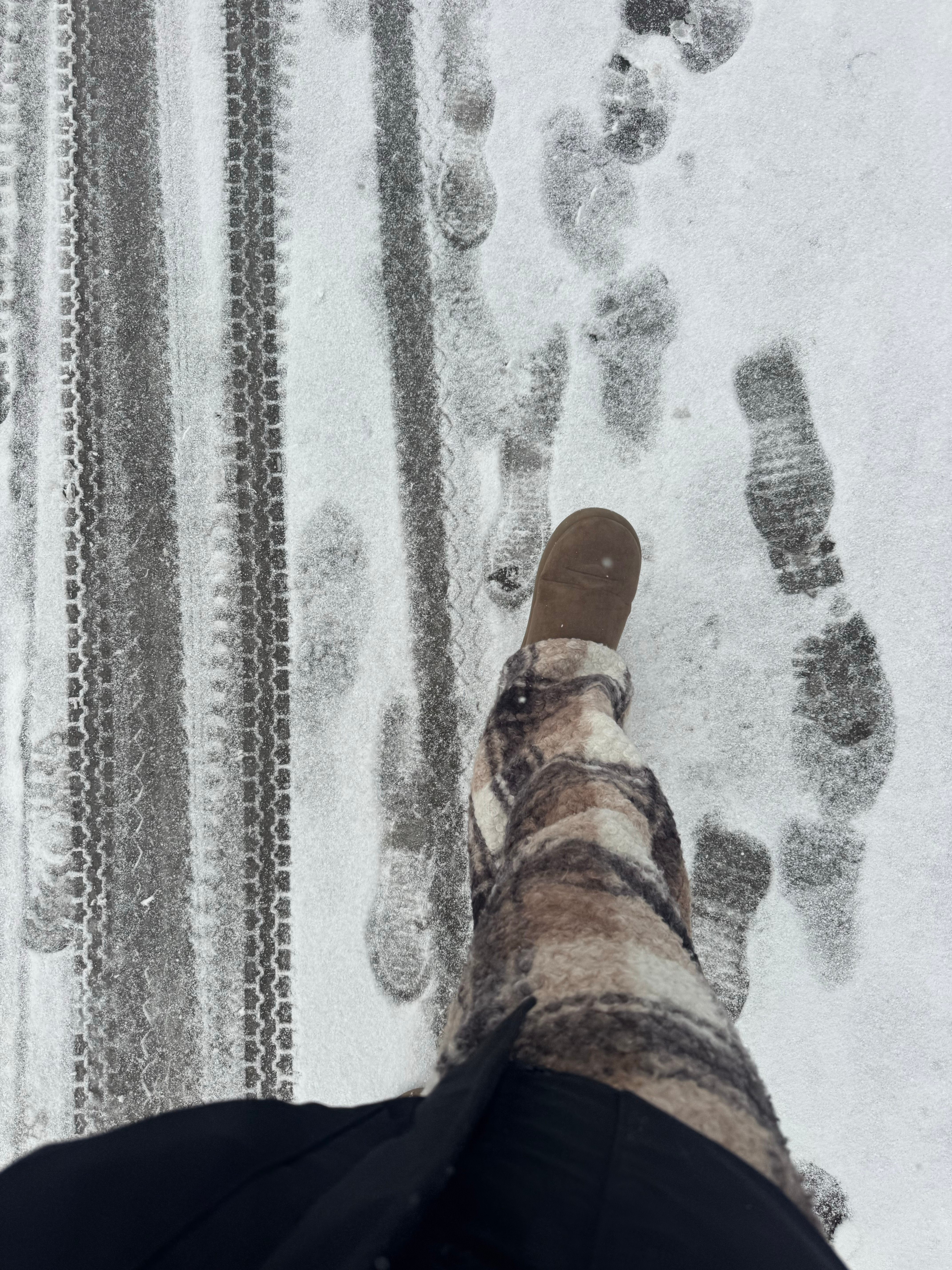 本来没想到今天下这么大的雪的跟员工说的10:30到店上班我看这天气，干脆还是放假