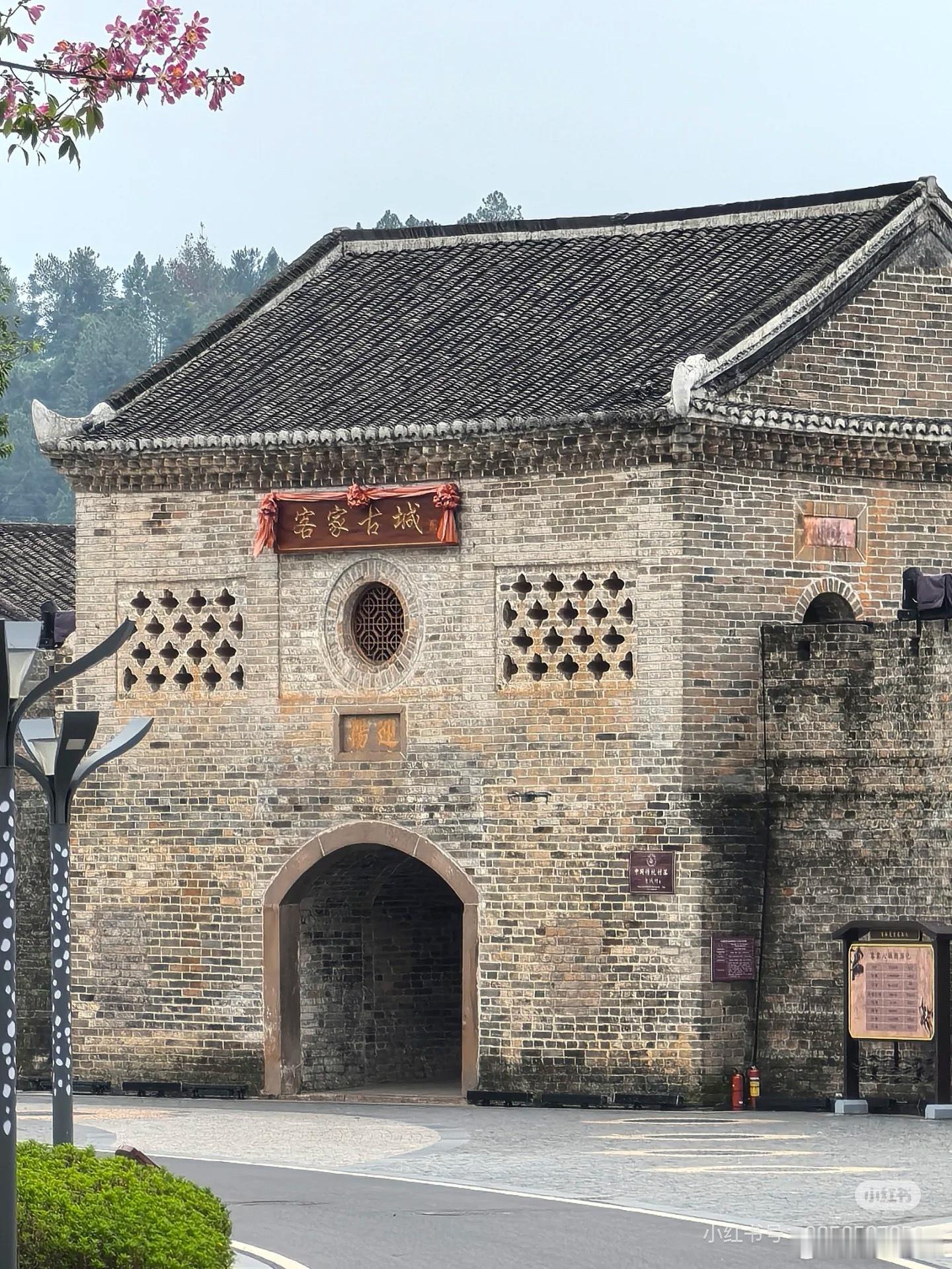 随意搜了一下，这小氛围感，嘎就上来了！最后一期开推不安排古风场景和造型那可就…说
