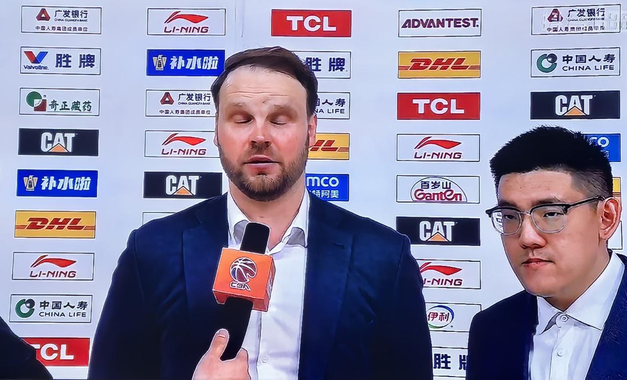 一般CBA的主教练被罚不能上场，由代理教练或者叫助理教练顶替，特别是这个助理教练