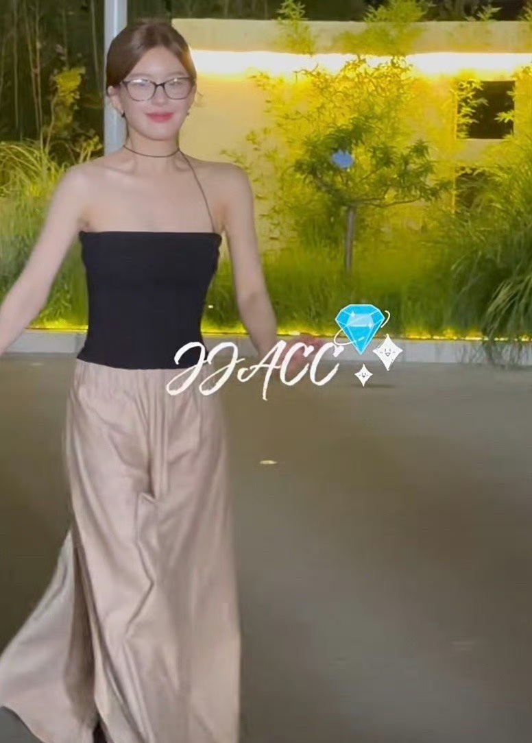 赵露思为什么总喜欢戴眼镜，感觉她的颜值还是露出全脸比较好看。 ​​​