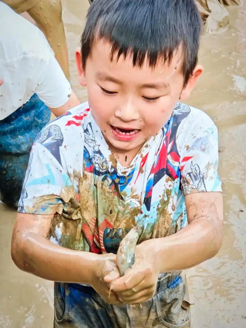 看看我们一年比一年越来越高的初中、高中、大学的录取分数线，就知道我们都在追求高分