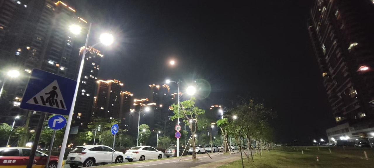 大晚上的，一个人出来走走

街上真安静啊，就路灯还亮堂堂的，把柏油路照得泛白光，