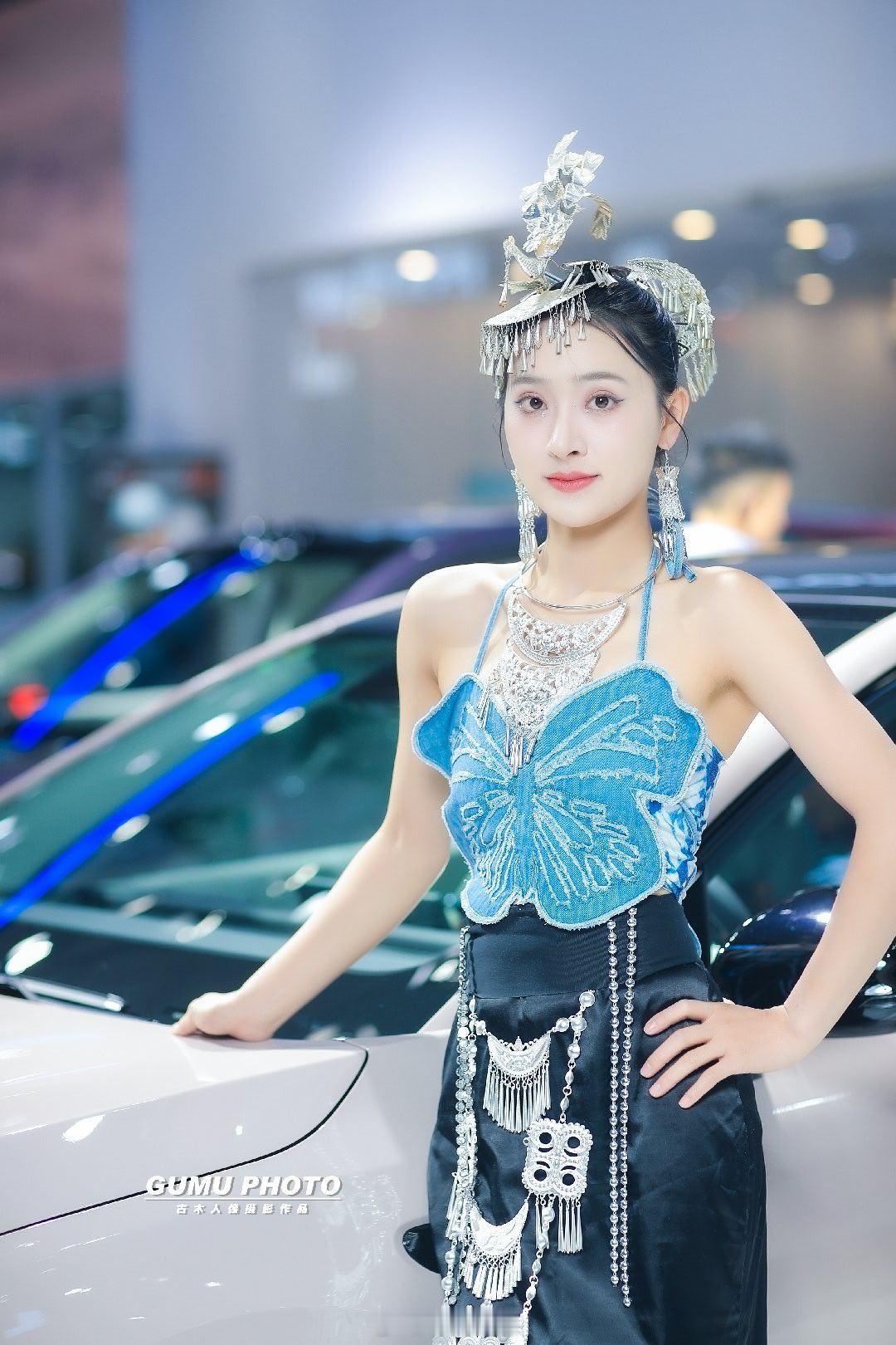 2025贵阳汽车文化节零跑展台模特小姐姐。2025贵阳汽车文化节第十五届贵阳汽车