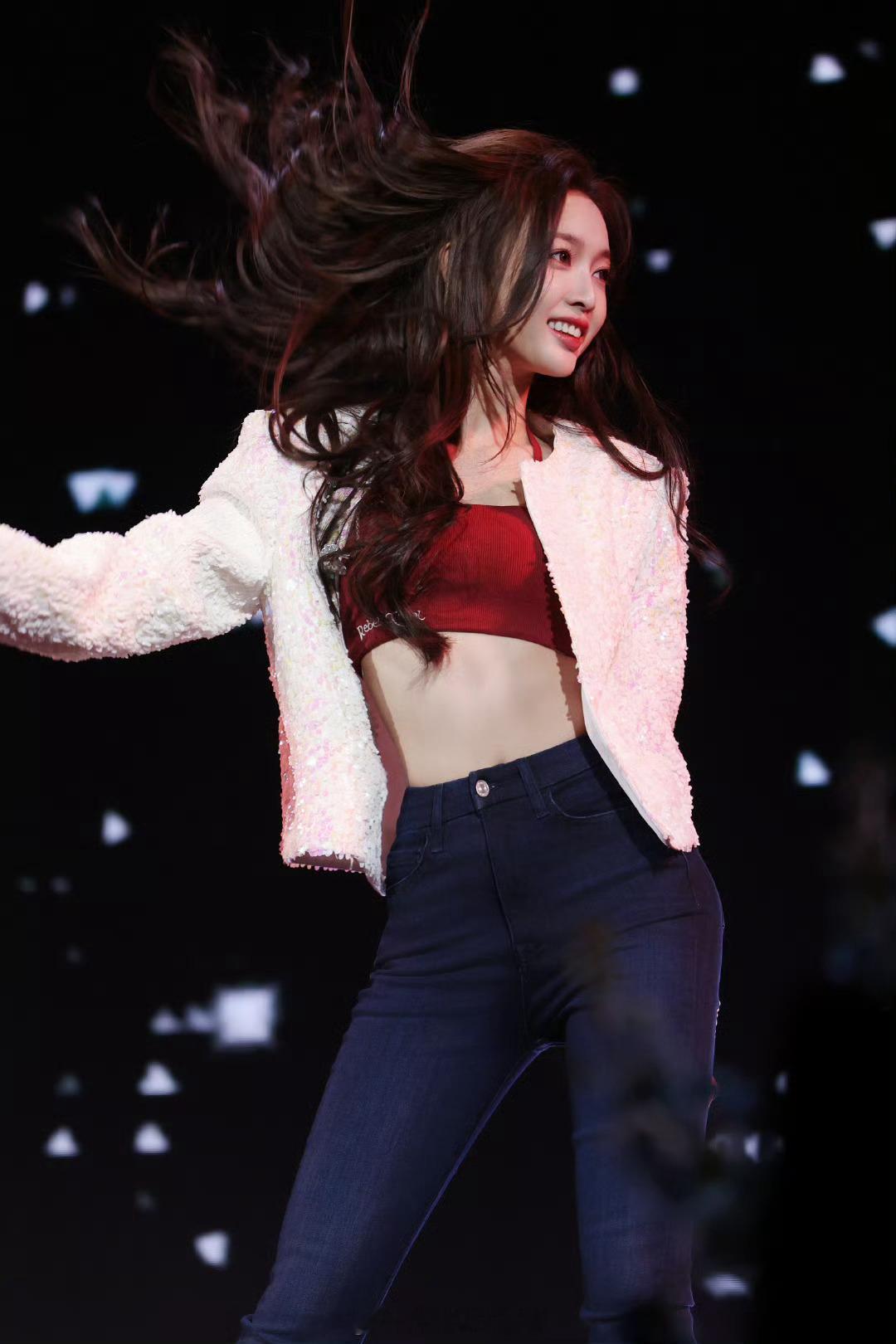 吴宣仪生日演唱会  吴宣仪真的好美的嘞，这一身身礼服真的是惊艳的嘞，这生日演唱会