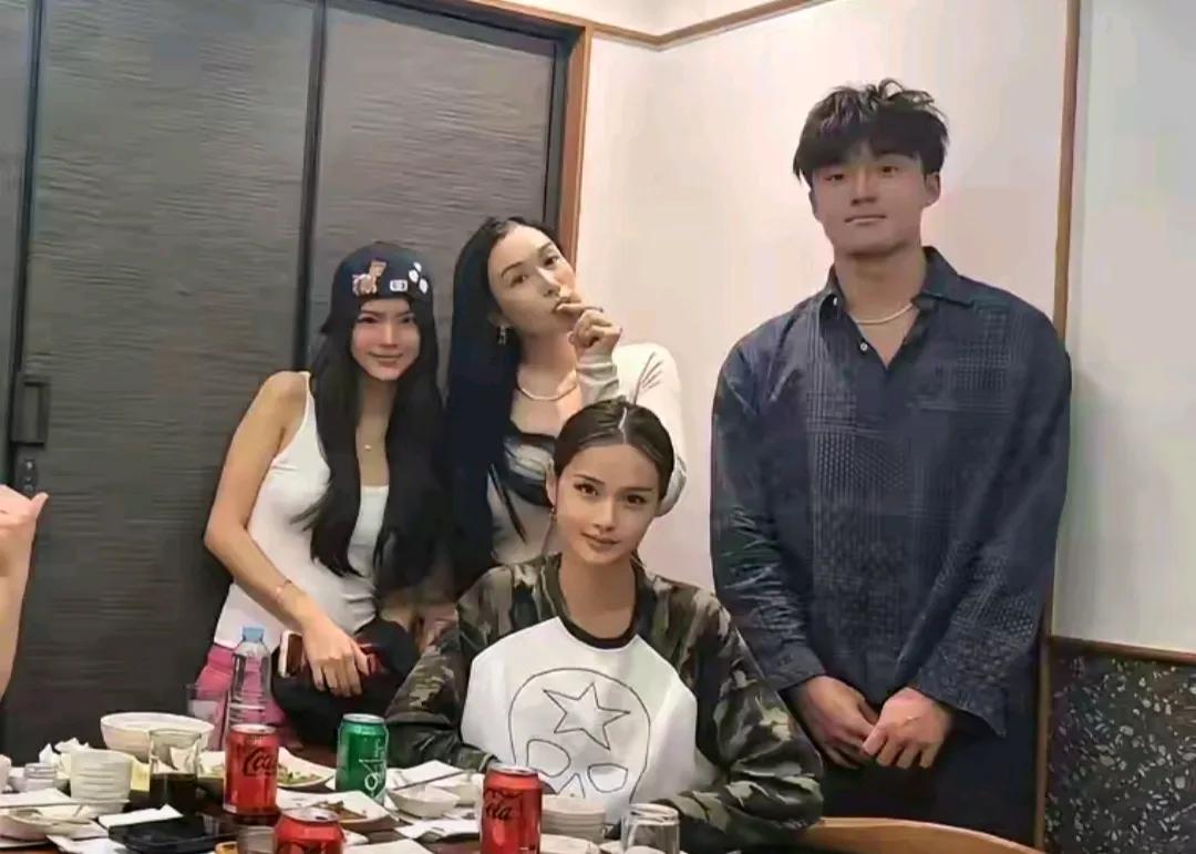 这么小都有男朋友了？

一家人一起聚餐，看小男生还很乖巧的，

怎么看两个还是小