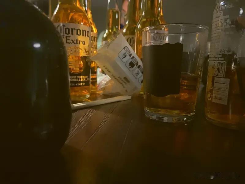 看到这副对联“苦酒愁肠过，新茶暖绪来”，瞬间感觉意境拉满。上联里“苦酒愁肠”，让