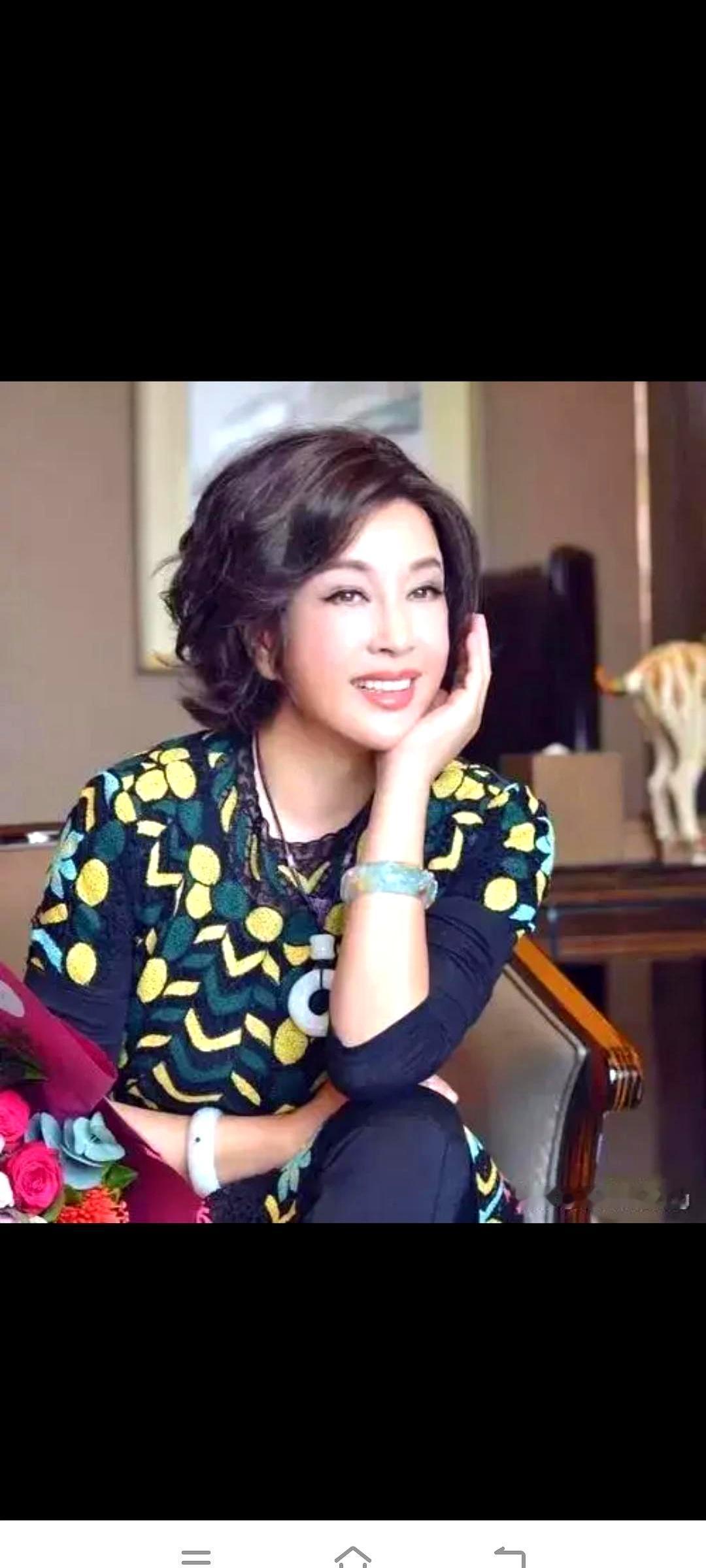 75岁刘晓庆演14岁少女还拍吻戏，网友直接炸锅。
 
她在锦绣安然里和小30岁男