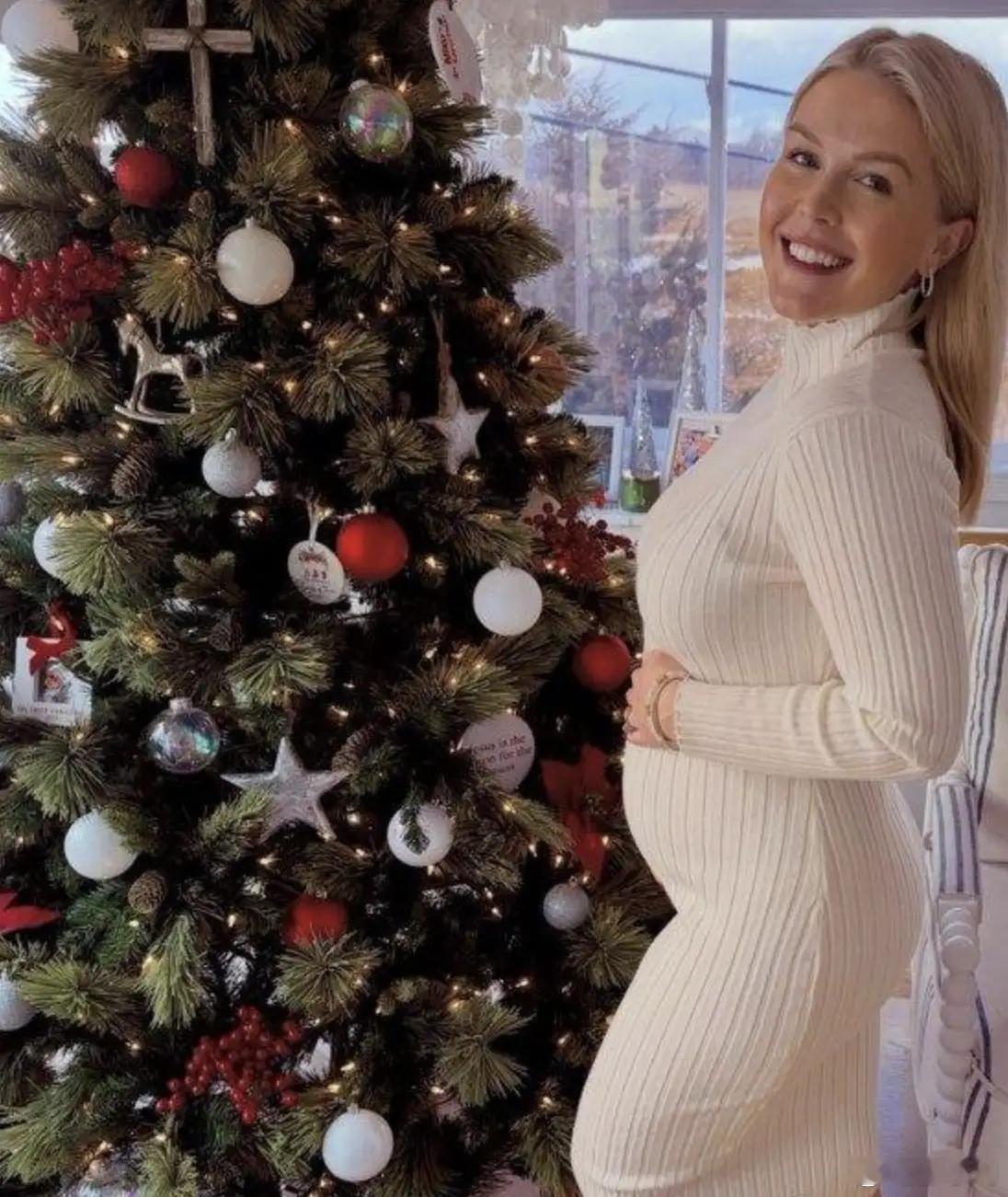 白宫发言人与60岁丈夫宣布怀孕白宫女发言人才28岁，老公60岁了，相差32岁，并