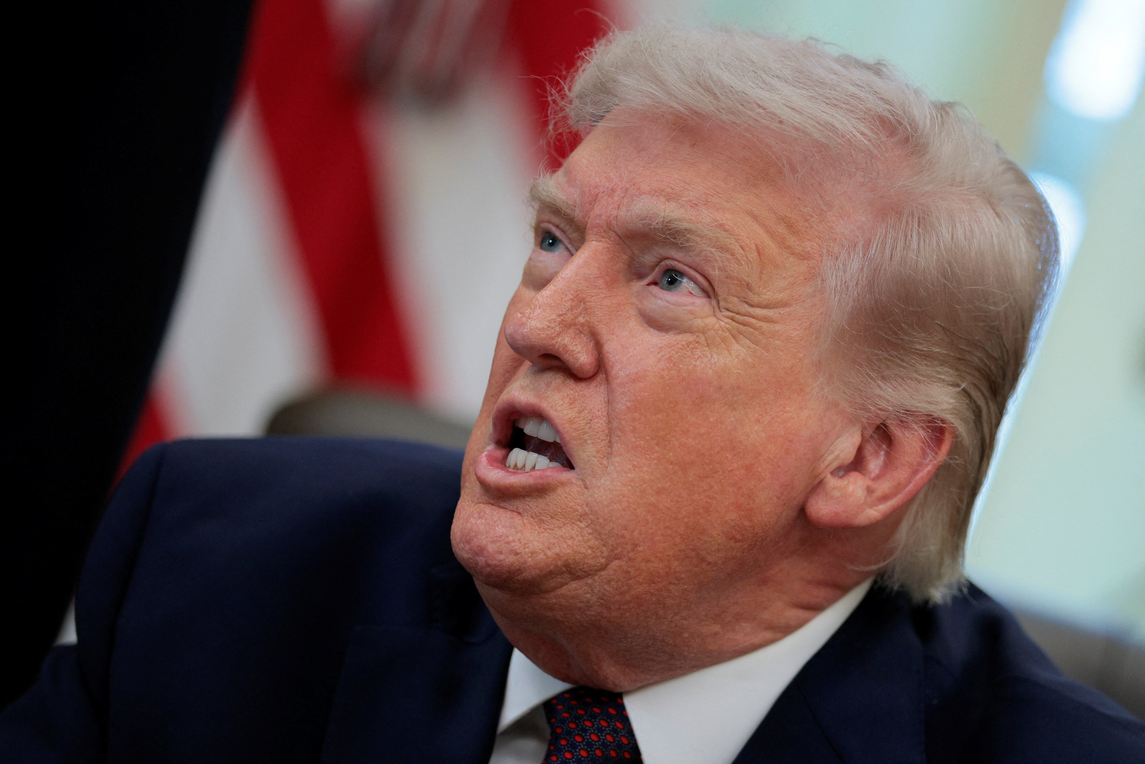 据参考消息网报道，特朗普又放出狠话，以“中国向伊朗提供武器”的不实报道为由，威胁