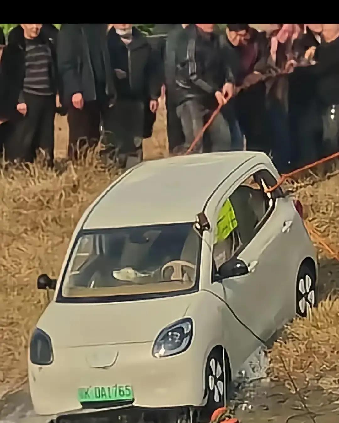 驾车不慎坠河的26岁女车主真的很漂亮！她的新能源车是湖北孝感牌照，其一个人在天门