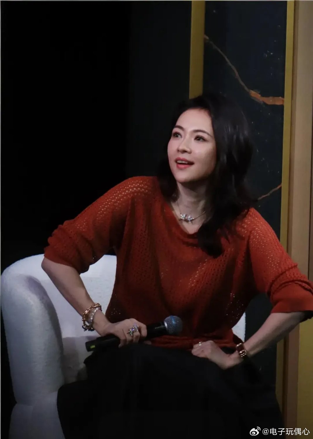 46岁章子怡增肥后气质大变！穿镂空衫+半身裙好贵气，差点认不出 