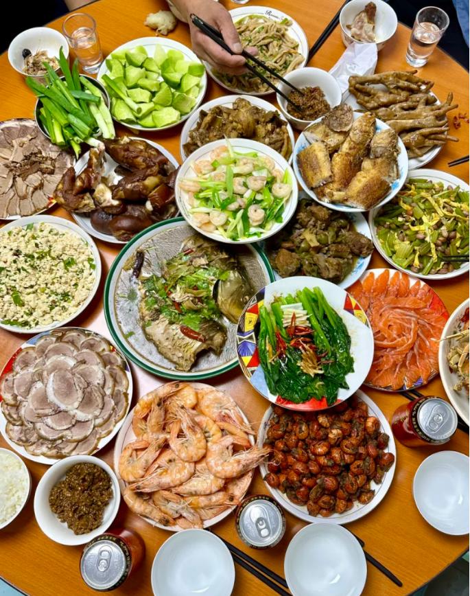 惭愧！ 同事邀请我们到他家做客，我特意带了1瓶五粮液，没想到吃饭时他却当面拒绝了