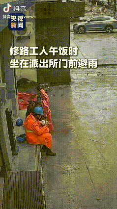 民警陈建松，你被央媒点名报道了。

近日，在湖北黄石某警局门口，为了避雨，一群修