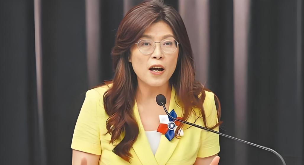 万万没料到，新当选的国民党主席郑丽文，一查才发现她不仅是个“蓝二代”，身上流着那