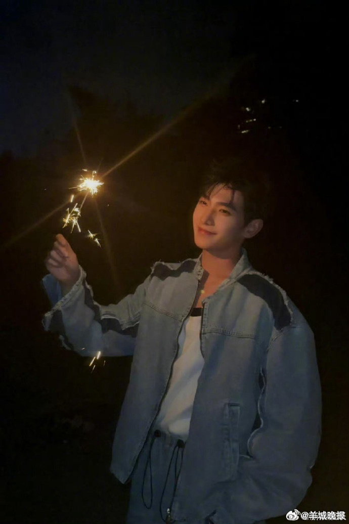 【在绚烂的烟花中回味春节假期】烟火升空，夜色温柔，当明星遇上漫天烟火，每一帧都是