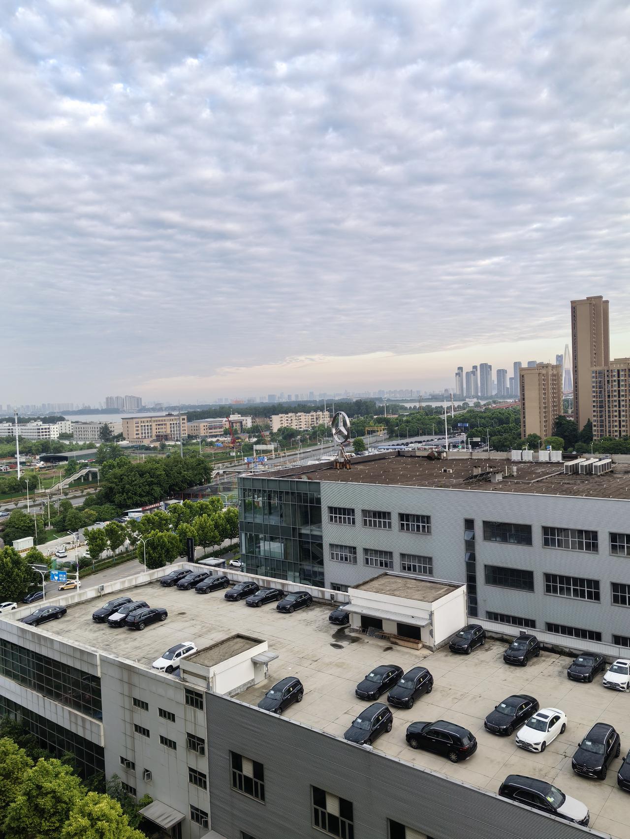 我超怀念上学的日子！疫情在家上网课，少了学校的快乐氛围，多了几分寂寞。
上学时，