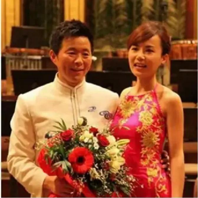 2008年，歌唱家王宏伟40岁还没有找到另一半，有一次去新疆演出，一位老朋友也替