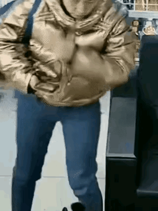 监控能照出一个人的善良和丑陋。你看这个女人做的啥事？

挎个小包，穿黄色羽绒服和