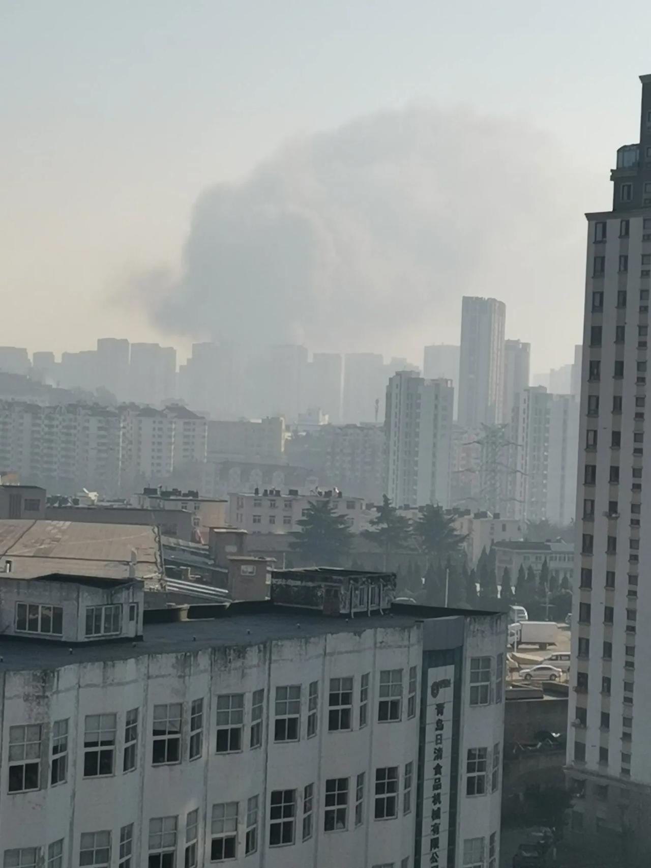 青岛发生火灾

今天早上8点多蚌埠路与宁乡路交叉口的货物回收站燃起熊熊大火。一会