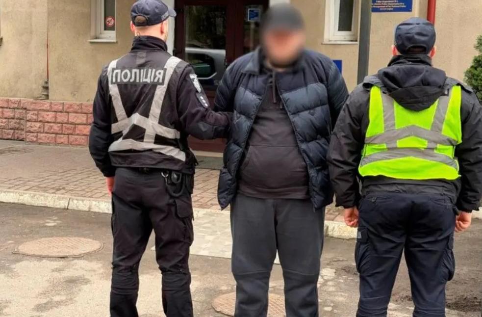 这就是泽连斯基所描述的胜利吗，乌克兰利沃夫，一名海关检查员将利器刺向了乌军招募官