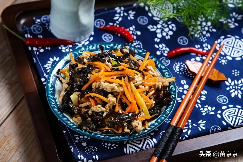 一个鱼香肉丝，酸酸辣辣特别下饭，木耳脆、肉丝嫩，配米饭绝了。
一个清炒油麦菜，蒜