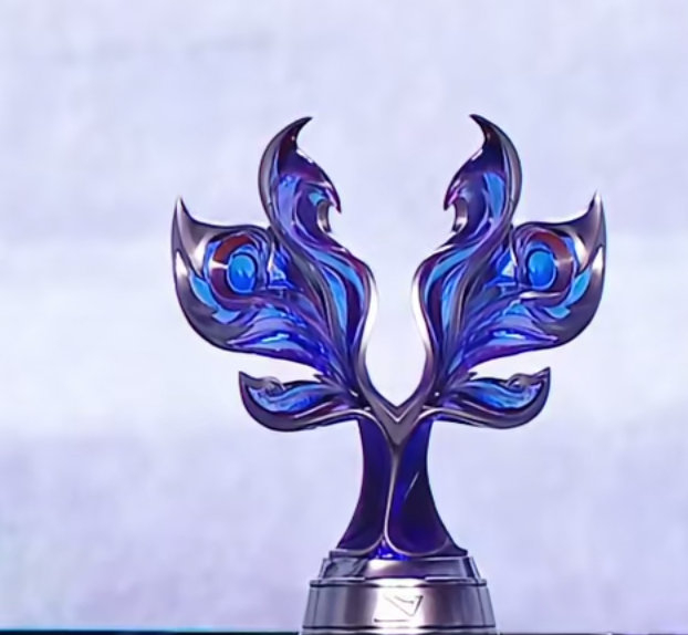 嗯？LPL第二赛段奖杯整这么好看啊？LPL第二赛段奖杯AL对战BLG竞技游戏 ​