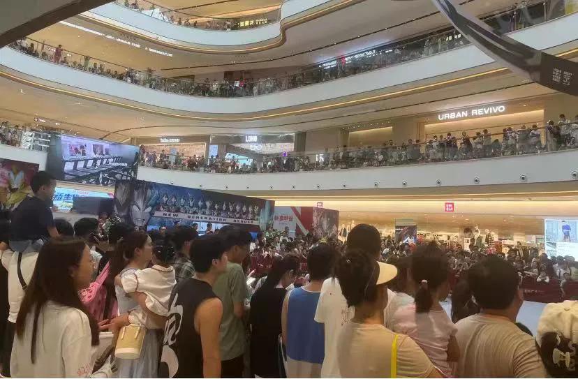 我以为是什么顶流来了，结果.…是奥特曼
还是新生代奥特曼，贴了满满一墙根本不认识