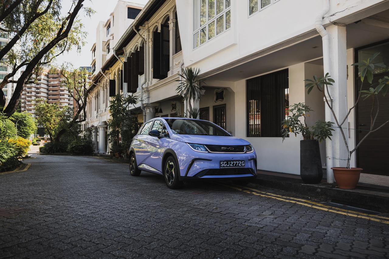 中国电动车品牌首次名列第一，比亚迪登顶新加坡年销量最高汽车品牌根据新加坡陆路交通