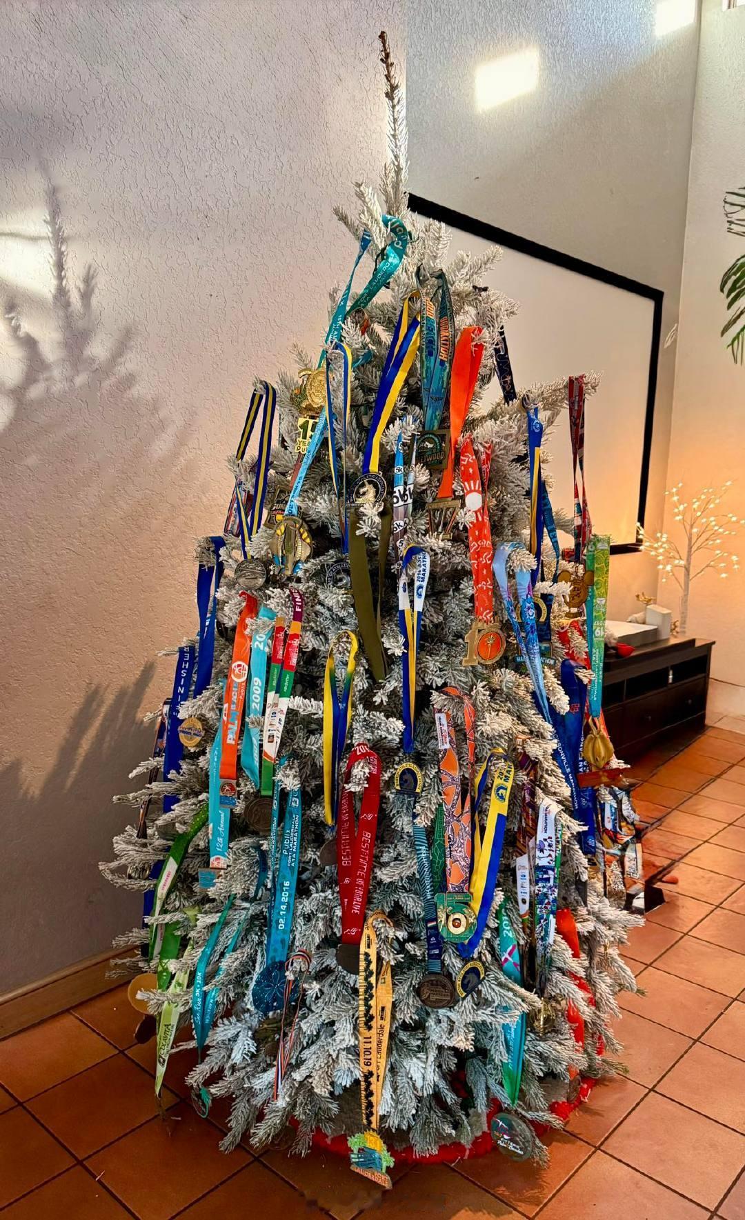 跑者的圣诞装饰。圣诞节 圣诞树 马拉松奖牌