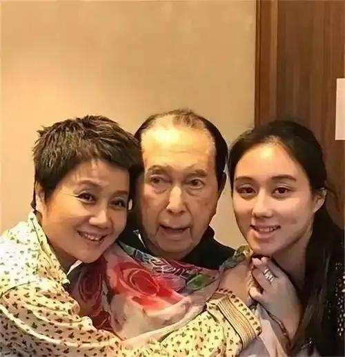 赌王何鸿燊78岁生下最小的女儿何超欣，
张纪中73岁生下最小的女儿小龙珠，
宗庆