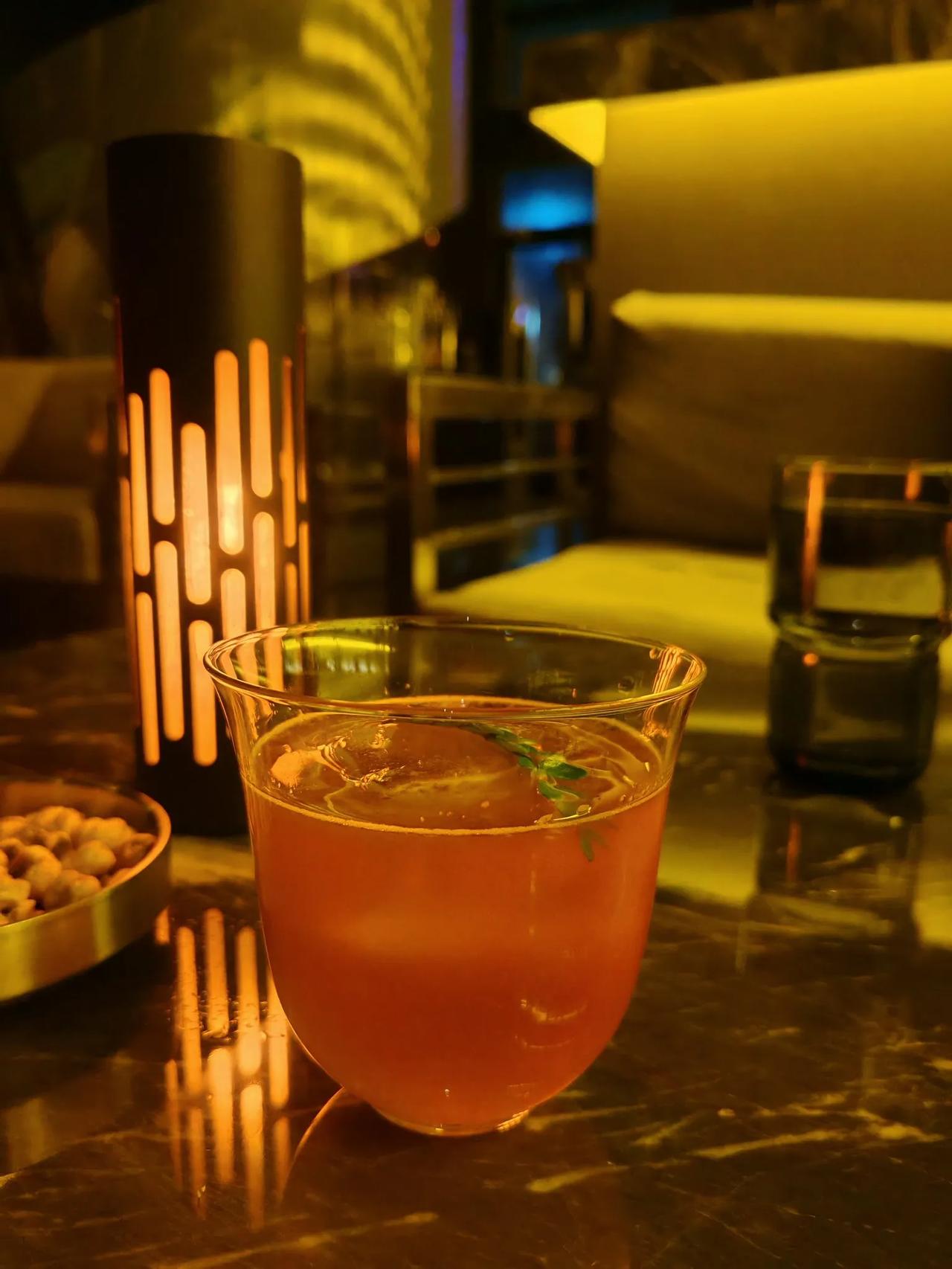 不要对任何人，
抱有任何道德洁癖的期望，
这个世界上，每个灵魂都半人半鬼，
凑太