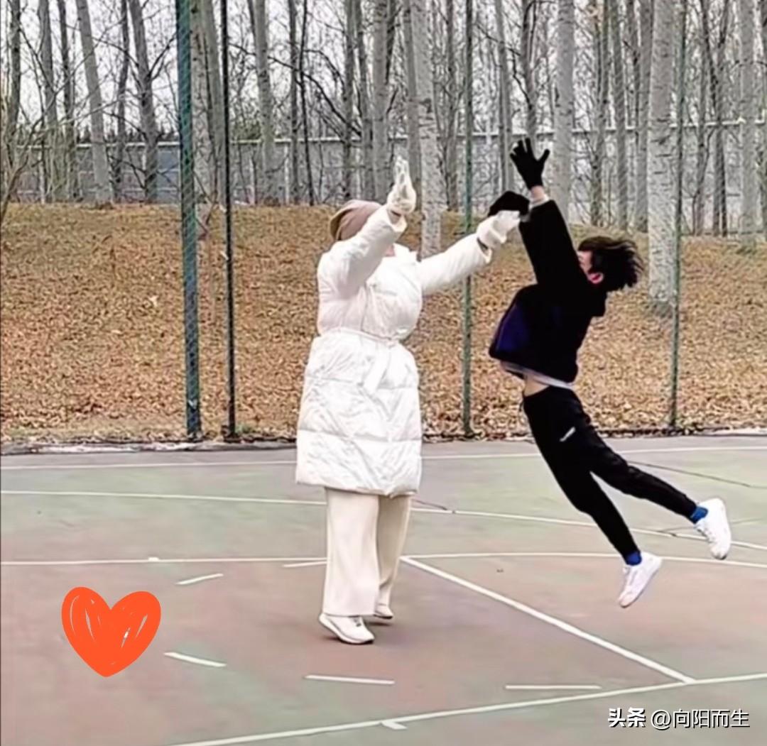 刷到张兰直播又哭了。

这回是心疼两个孩子，说小玥玥和小霖霖大晚上没安全感，总打