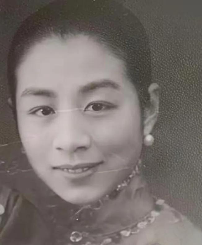 1947年，57岁北交大校长张福运，趁妻子熟睡，悄悄来到17岁养女房间。不久后养