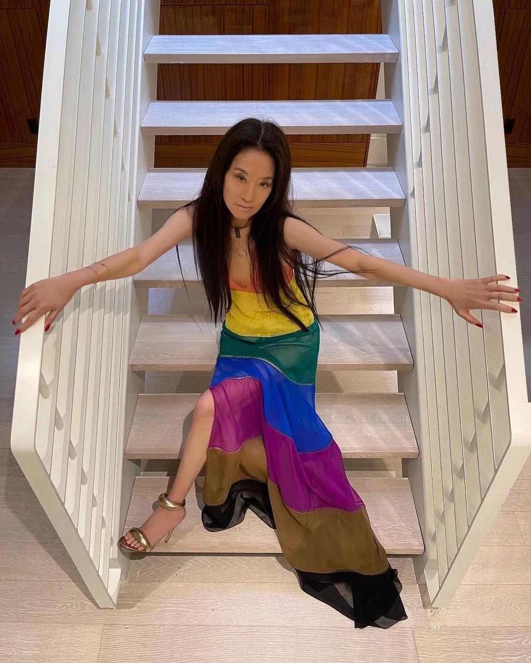 74岁的Vera Wang 说每次一到新一季的发布会准备阶段，因为工作忙，每天都