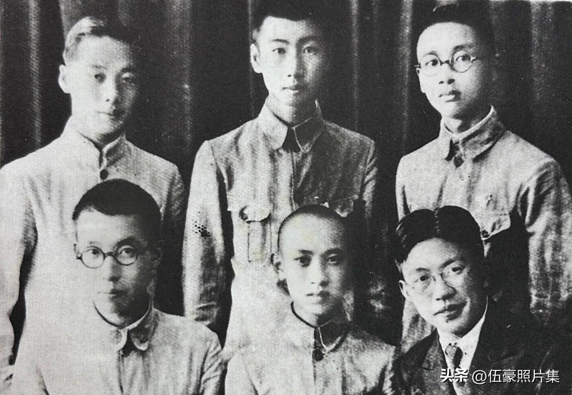 1937年，前排左起依次为汪大漠、田家英、张嘉乐，后排左起依次为戴碧湘、叶兆麟、