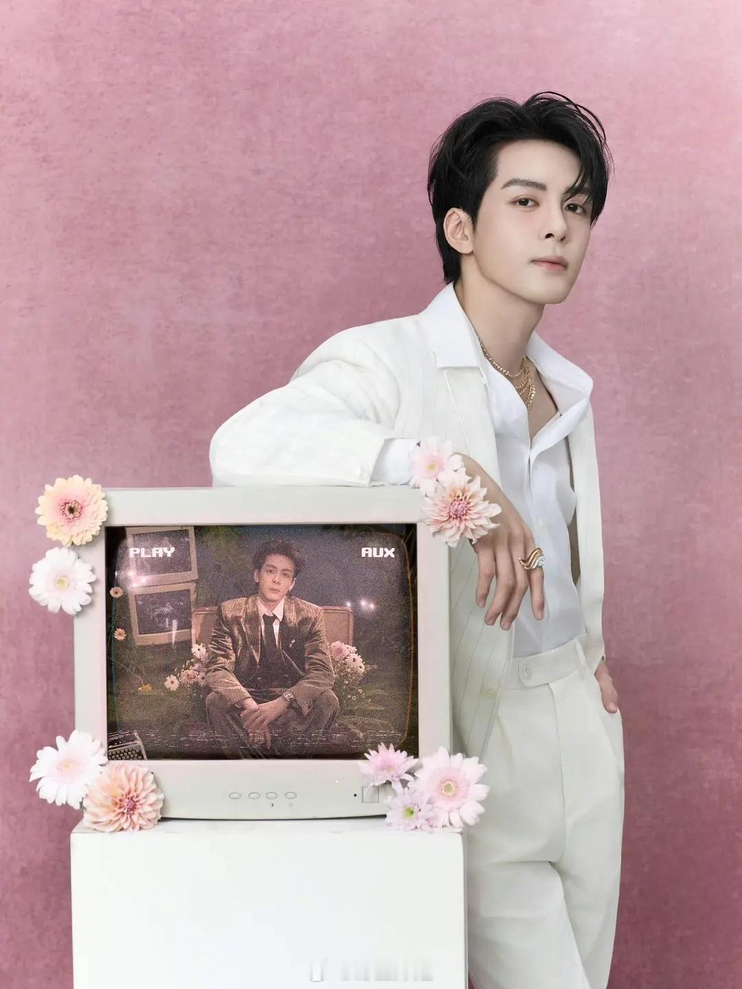 来看今天vogue盛典造型，这个曾舜晞怎么当面一套电视剧里还有一套 ​​​