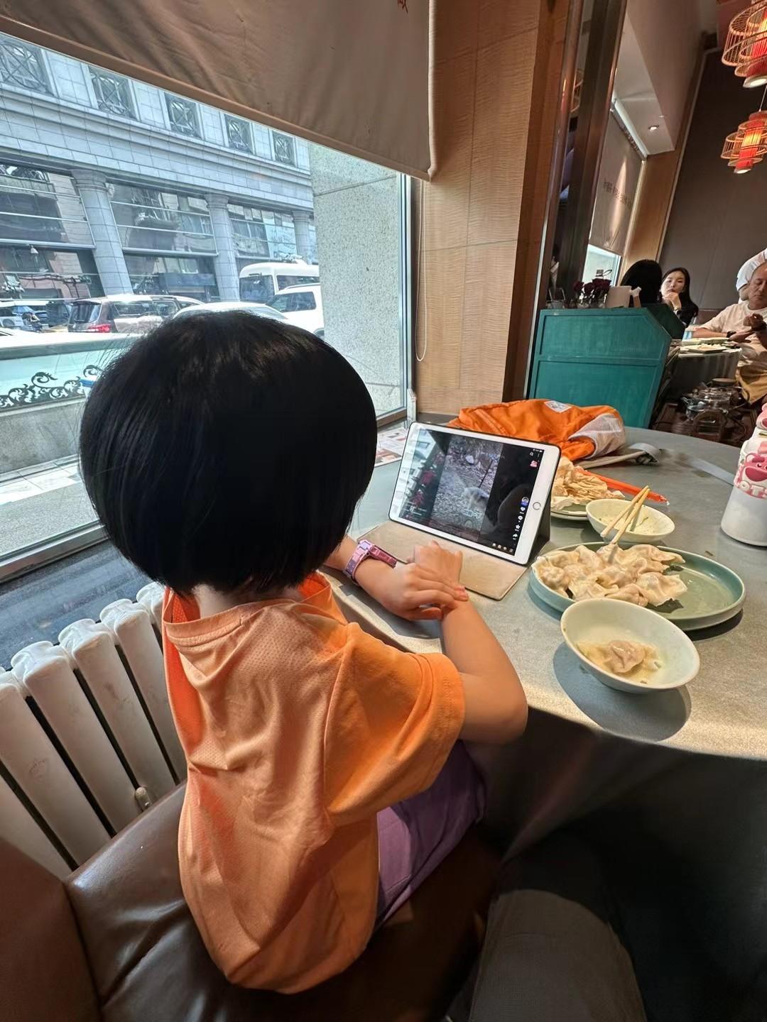 长辈不能从经济上帮助子女或不帮子女带孩子，就不要对子女催生小孩了，更不要从道德上