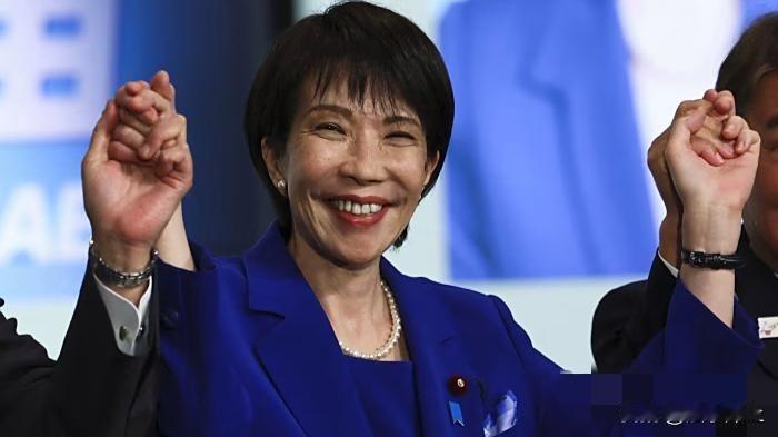“安倍女孩”高市早苗成为日本第一位女相，日本真的会“极速右转”？台下的高市早苗，