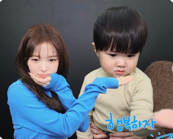 yuho去拍了人生四格！还会模仿叔叔和小姨的pose！萌得不行了！！！！！！！韩