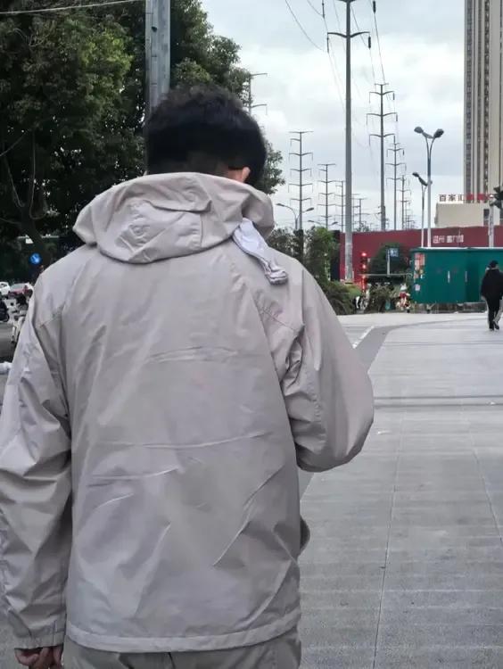 要不要提醒他一下？