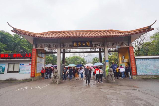 柳州是广西工业重镇，却也藏着丰富旅游资源，其中龙潭公园作为国家4A级景区，以喀斯