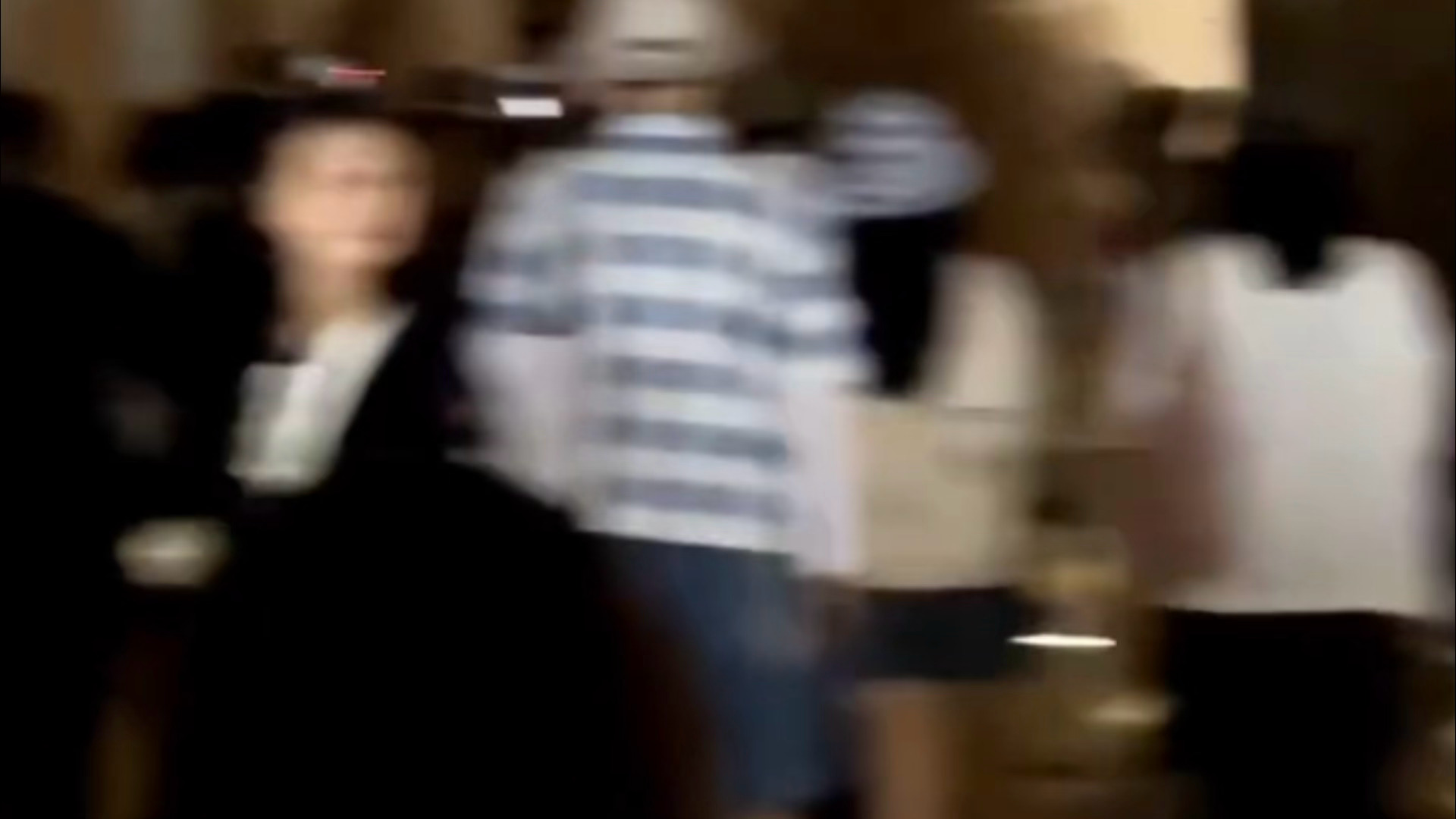 在开罗纯纯好似拍电影一般的这几秒后面沁俊穿成这样真的很恐怖吧……根本和被狗仔拍到