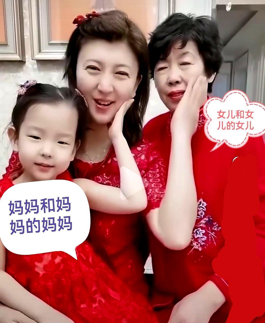 盯着闫学晶那张全家福看了半天，这哪是老来得女的喜悦，分明是写满脸的隐形焦虑。
女